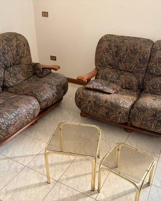 Eleganti divani in tessuto e legno 100 € l uno