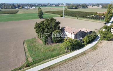 V016: Rustico con ampio giardino privato in campag