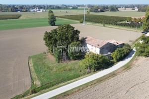 V016: Rustico con ampio giardino privato in campag