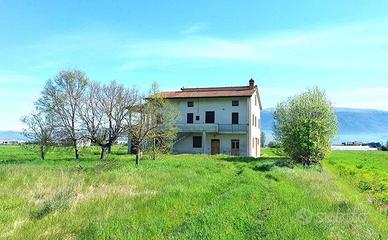 CANNARA - STUPENDA CASA SINGOLA CON DUE ETTARI DI