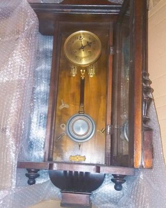 Orologio a pendolo da parete.