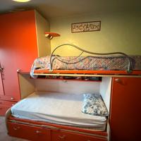 Cameretta lineare con 2 letti