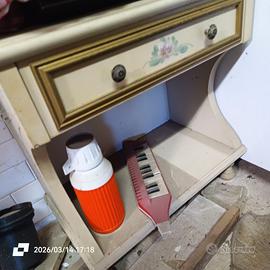 Scrivania  e comodino