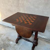 TAVOLINO CON SCACCHIERA E CASSETTO