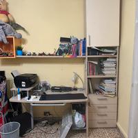 Scrivania con due scaffali libreria e mensola