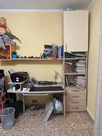 Scrivania con due scaffali libreria e mensola