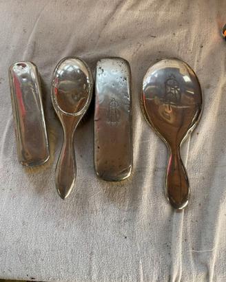ANTICHE SPAZZOLE E SPECCHIO DA TOILETTE IN ARGENTO