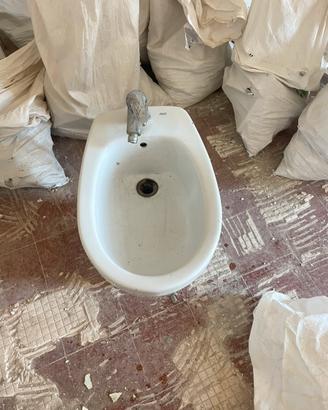 Lavandino del bagno con bidet