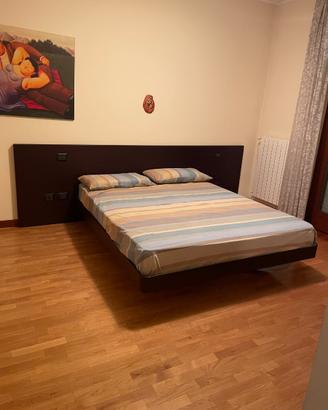 Letto matrimoniale e comò in wenge’