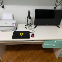 Scrivania bianca e verde