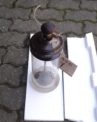Particolare contenitore in vetro per gelato