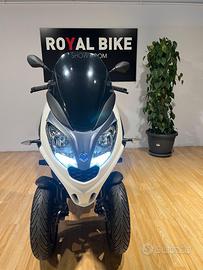 Piaggio mp3 300 hpe -2024 - guida con patente b