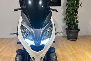 Piaggio mp3 300 hpe -2024 - guida con patente b