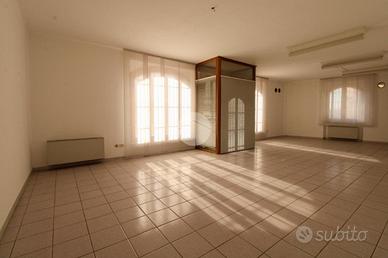 NEGOZIO A FARA GERA D'ADDA