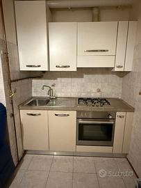 CUCINA LINEARE CON FORNO, PIANO COTTURA E LAVELLO