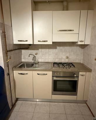 CUCINA LINEARE CON FORNO, PIANO COTTURA E LAVELLO