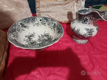 Brocca e piatto in porcellana. 