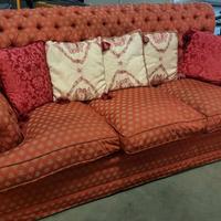 Divano 3 posti tessuto rosso modello chesterfield