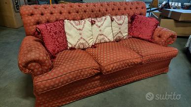 Divano 3 posti tessuto rosso modello chesterfield