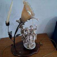 lampada con ragazzi innamorati