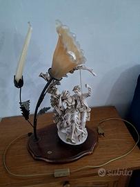 lampada con ragazzi innamorati