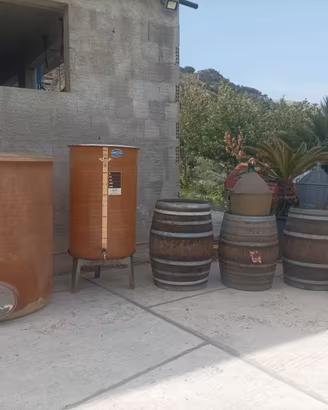 Serbatoio e botti per vino