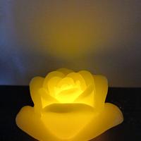 Candela in paraffina a forma di rosa con luce LED