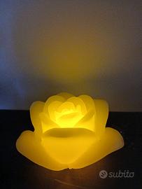 Candela in paraffina a forma di rosa con luce LED