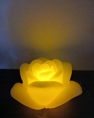 Candela in paraffina a forma di rosa con luce LED