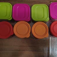 Set di otto piccoli contenitori in plastica 