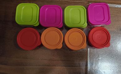 Set di otto piccoli contenitori in plastica 
