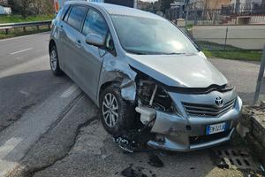 toyota verso 7 posti incidentata