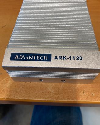 Computer Fanless industriale advantech 1120
