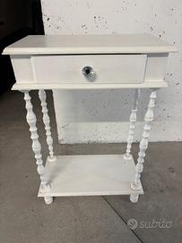 Comodini bianchi in legno