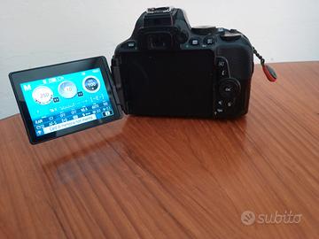 Kit Nikon D5600 + caricabatterie + obiettivi