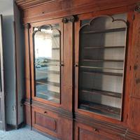 Vetrine e bancone antichi