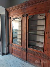 Vetrine e bancone antichi