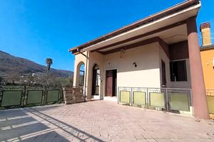 Ampia proprietà indipendente con terreno al centro