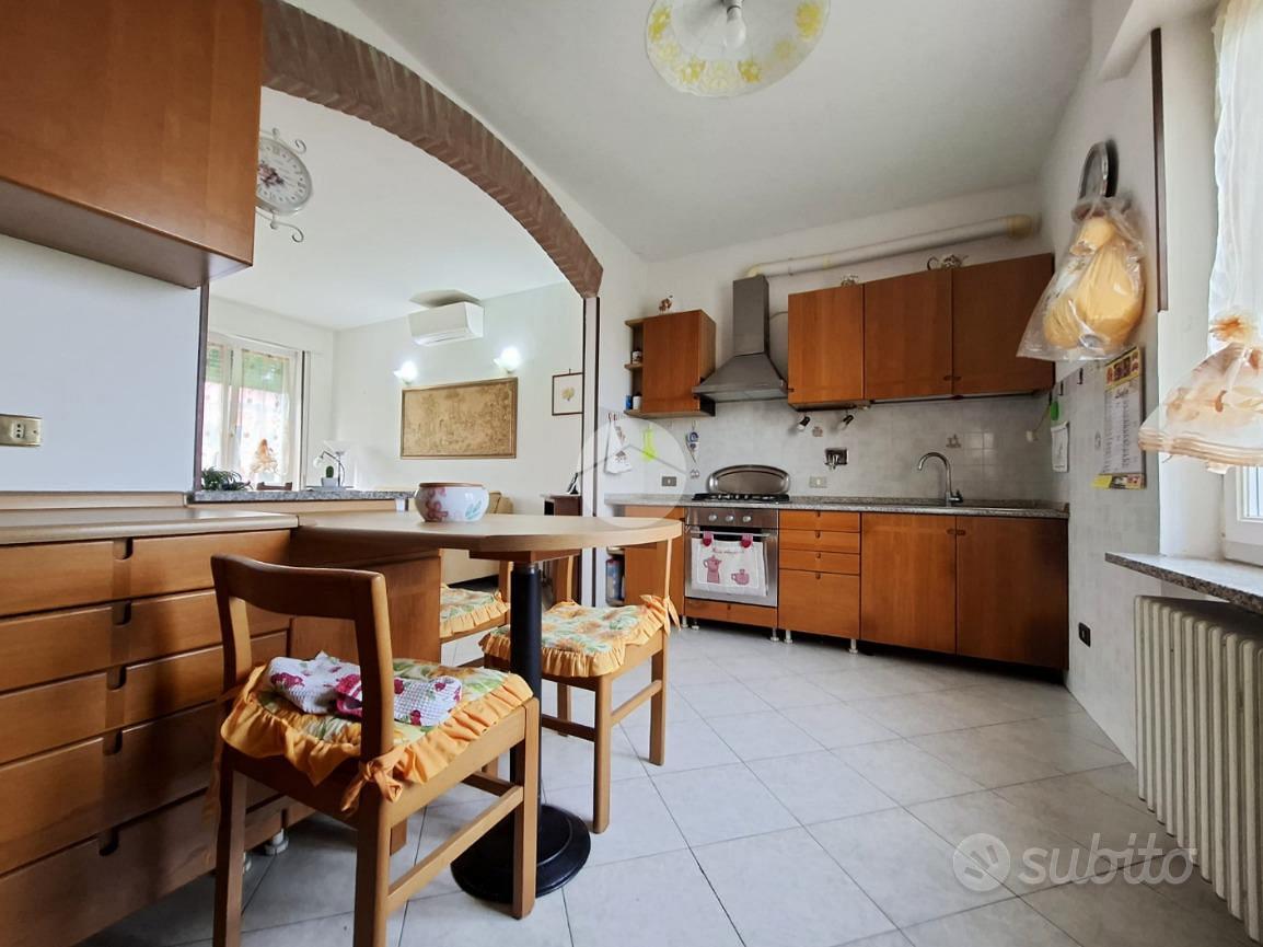 VILLA SINGOLA A PIZZALE - Vista 3