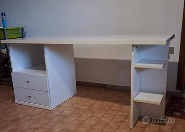 Scrivania con ripiani e cassetti