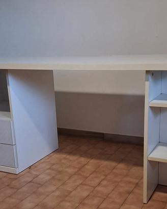 Scrivania con ripiani e cassetti