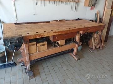 Tavolo falegname con morsa in acciaio e legno.