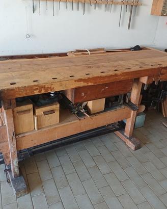 Tavolo falegname con morsa in acciaio e legno.