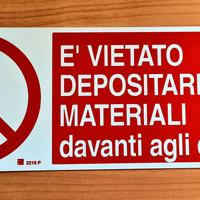 Divieto deposito materiali davanti estintori