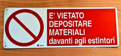Divieto deposito materiali davanti estintori