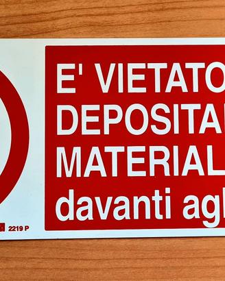 Divieto deposito materiali davanti estintori