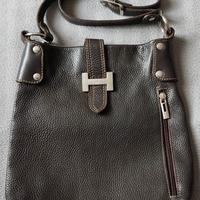 Borsa a tracolla in vera pelle.