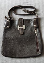 Borsa a tracolla in vera pelle.