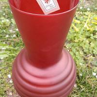 vaso rosso in vetro opaco