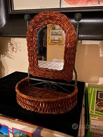 Specchio in vimini vintage con base portaoggetti